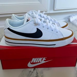 Women’s Nike Court Legacy size 8